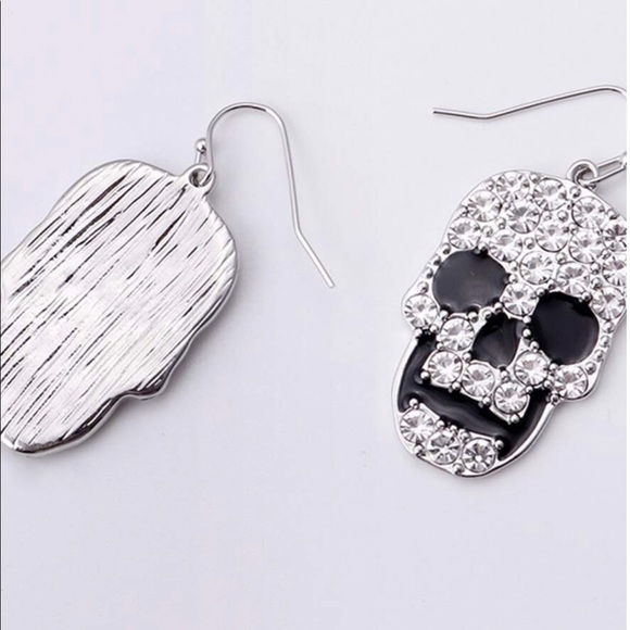 Skull Earrings - Picture 3 of 3